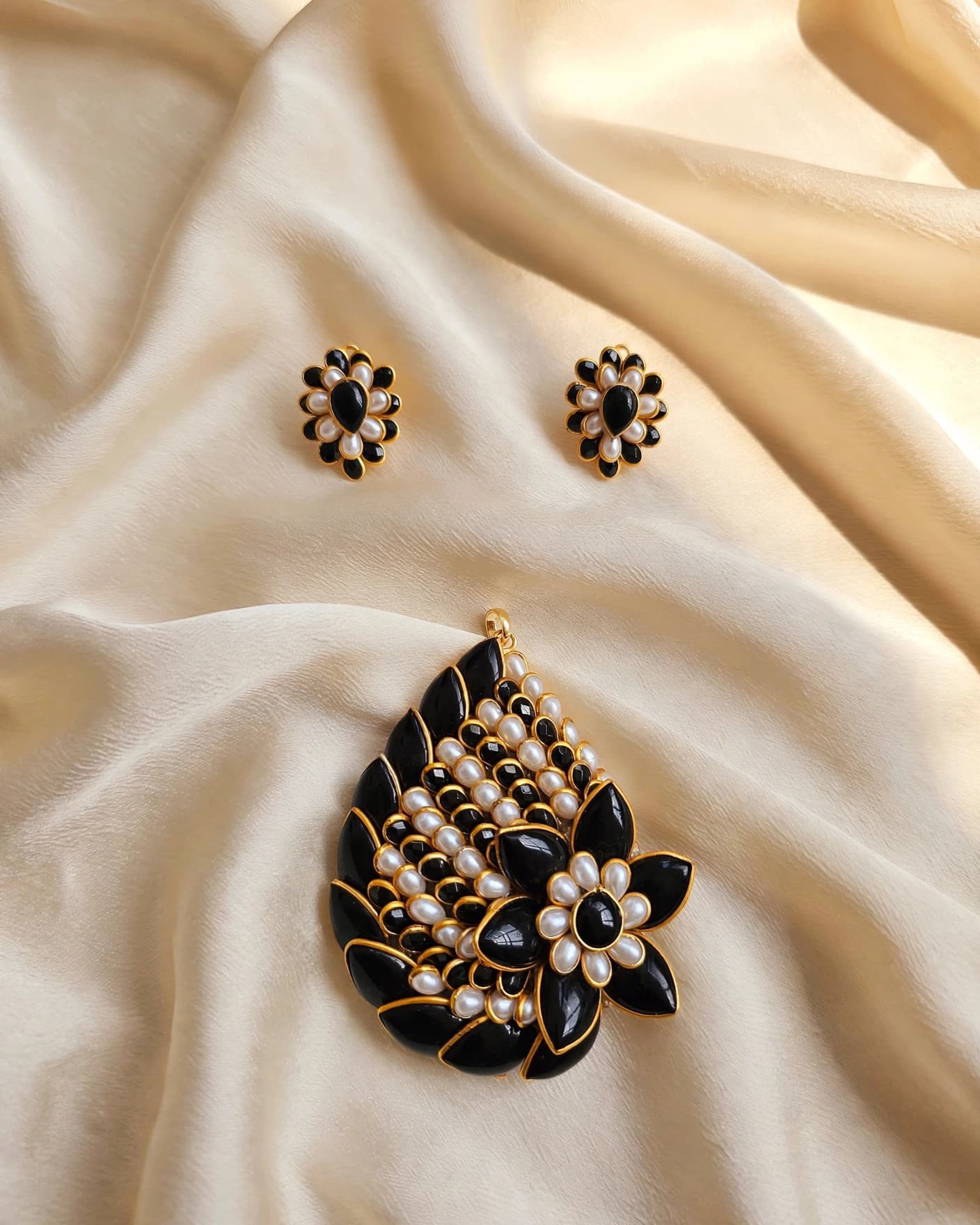 Nisha Onyx Pearl Pendant Set